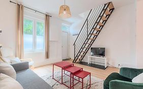 2 Bedroom House W/ Terrace, Near Train Stations & Metro